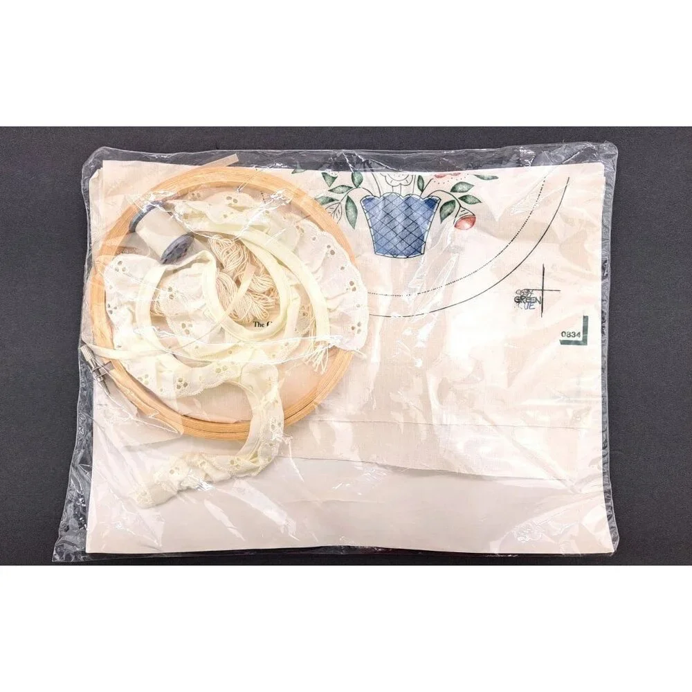 Vintage The Creative Circle 0834 Memory Bouquet Embroidery Kit Floral Hoop New
